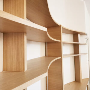 Mobili curvi e pareti a listelli per ingresso – salotto