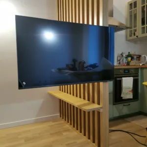 Parete a listelli di legno e arredi su misura