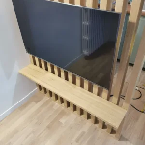 Parete a listelli di legno e arredi su misura