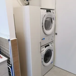 Parete a listelli di legno e arredi su misura