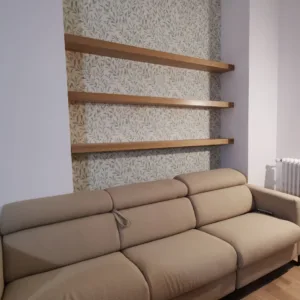 Parete a listelli di legno e arredi su misura